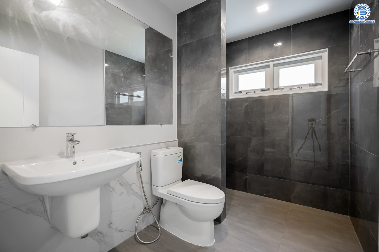 บ้านมือสองตกแต่งใหม่ ม.ธนทอง เอลลิแกนท์โฮม บางบอน4 รองรับทุกความสุข เนื้อที่ 118.1 ตร.ว. ฟังก์ชัน 5 ห้องนอน 5 ห้องน้ำ 1 ห้องแม่บ้าน จอดรถได้ 2 คัน พร้อม Living Area กว้างขวาง บนทำเลใกล้ทางด่วนเพชรเกษม, The Mall บางแค เชื่อมต่อ ถ.พุทธมณฑลสาย4 และ ถ.กาญจนาฯ